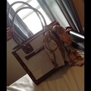 White/brown hand bag