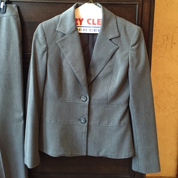 Ladies Kasper suit - Picture 2 of 2