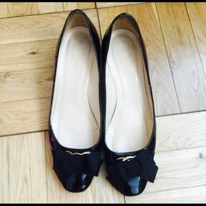 Kate spade size 8 now flats chains