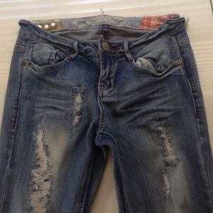 WORN ONCE VANILLA STAR RIPPED JEANS