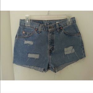 Distressed Cut-off Levi's Shorts (517)
