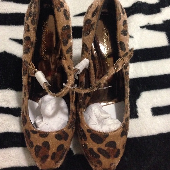 Chettah Print Heals - Picture 2 of 3