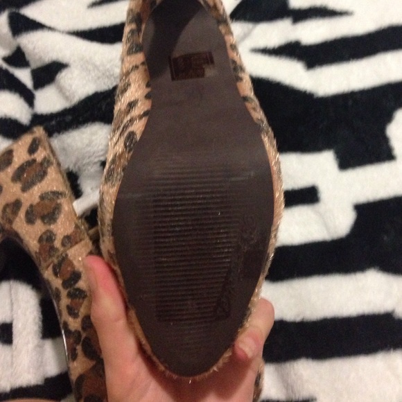 Chettah Print Heals - Picture 3 of 3