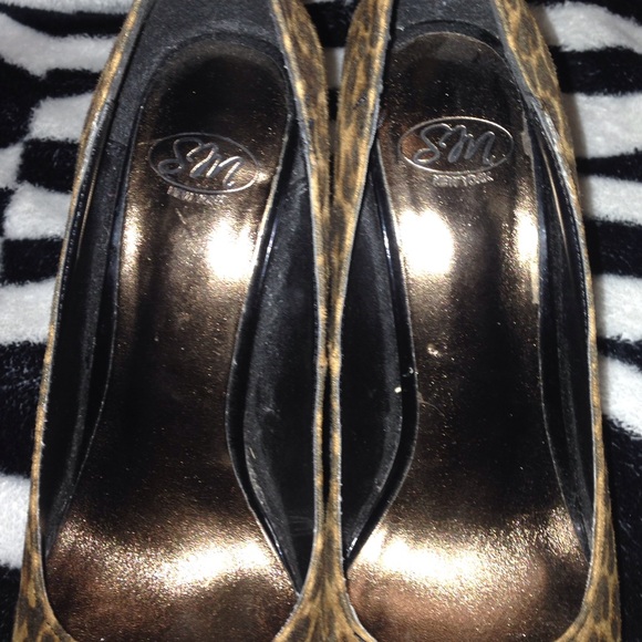 Cheetah Print Heals - Picture 2 of 3