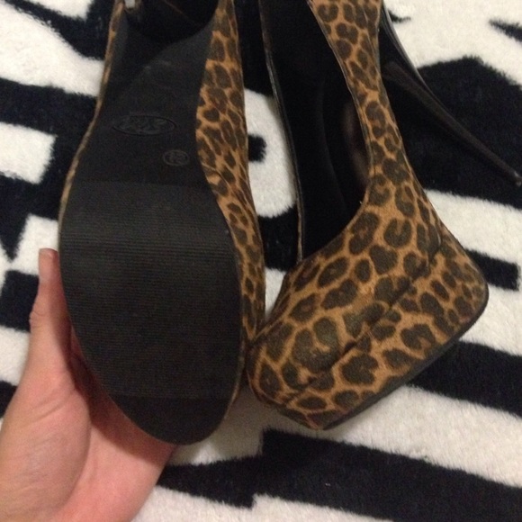 Cheetah Print Heals - Picture 3 of 3
