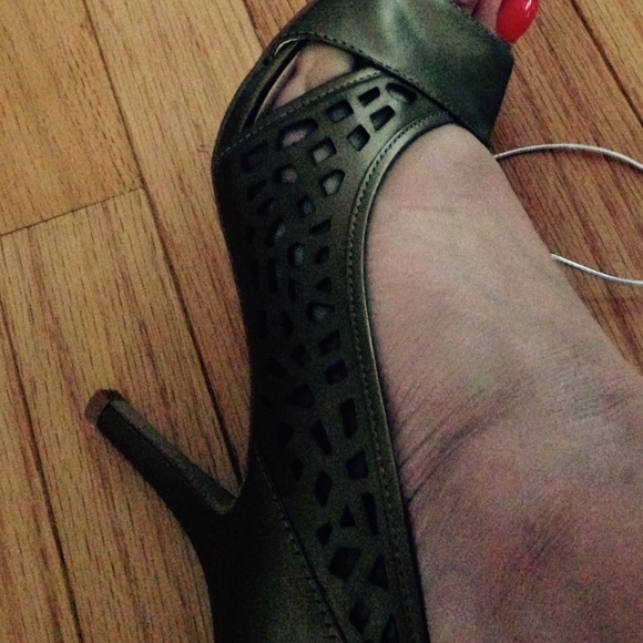 NWT Tahari heels 3" - Picture 2 of 3