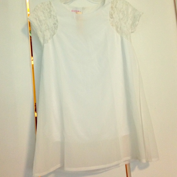 White shirt leaves shirt with a lace sleeve! - Picture 1 of 1