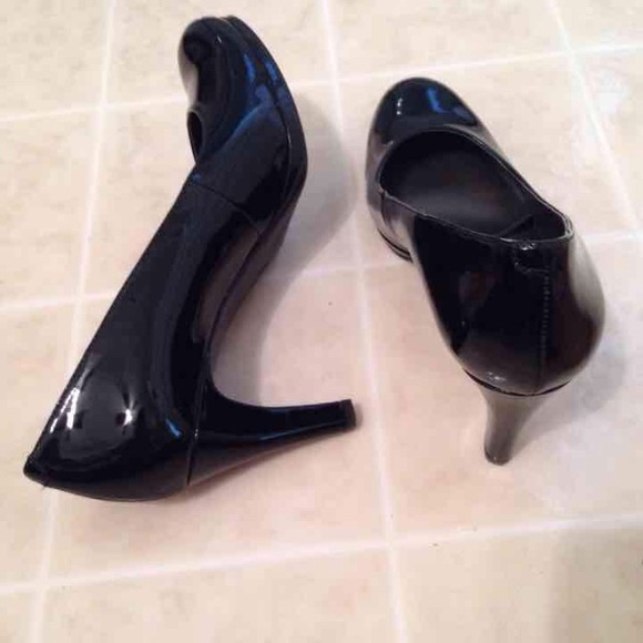 Naturalizer Shiny Black Heels - Picture 2 of 2