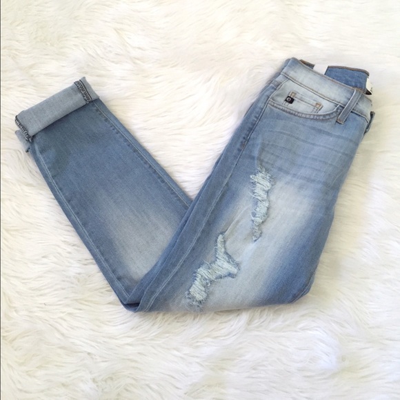 ❌SOLD❌ BOGO 🍍 Lightwash Distressed Jeans - Picture 2 of 3
