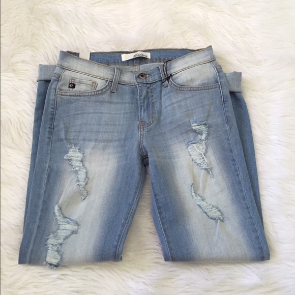 ❌SOLD❌ BOGO 🍍 Lightwash Distressed Jeans - Picture 3 of 3