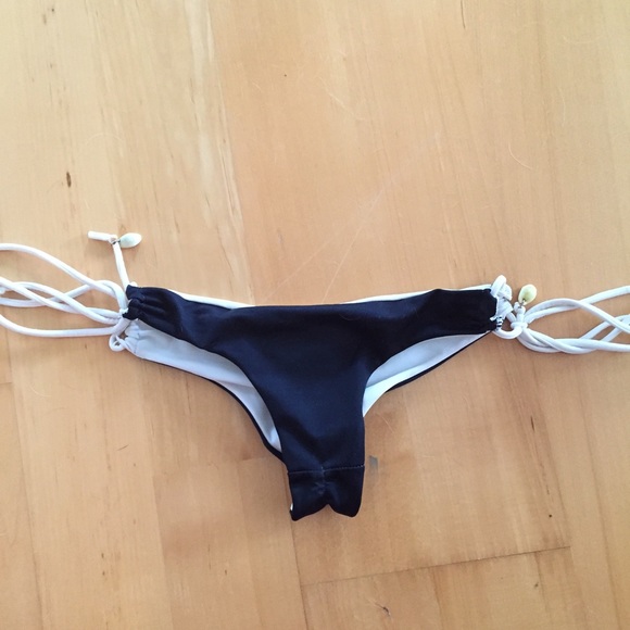 Reversible Sonia (Brandy Melville) scrunch bottoms - Picture 2 of 3