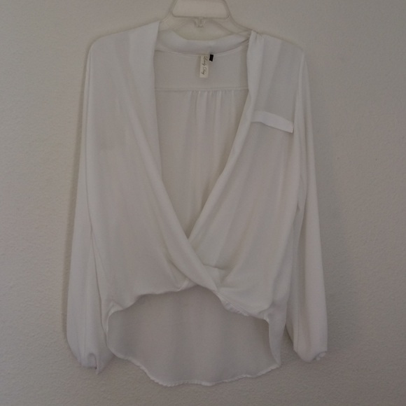 White flowy open front top 🌟