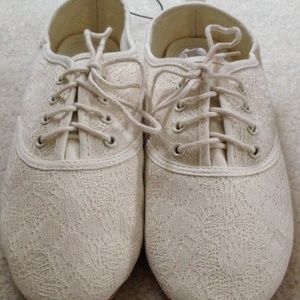BRAND NEW cream lace fabric shoes