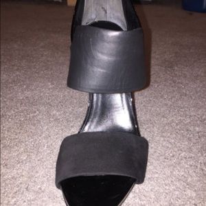 Black Gucci heels, with gold trim