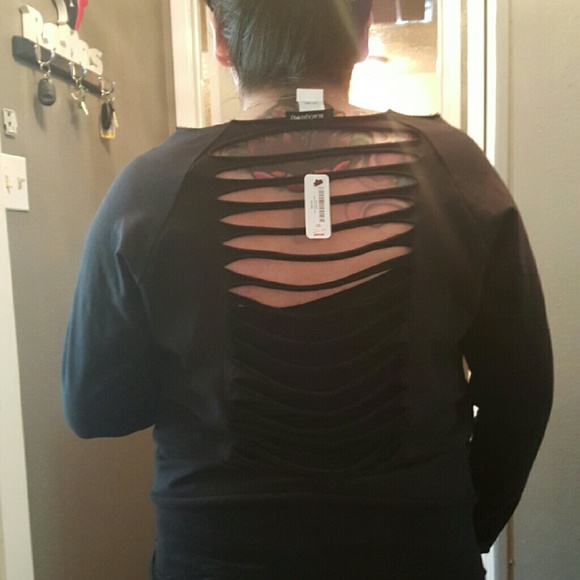 Black Hearts/Hot Topic skull roses sweater - Picture 2 of 2