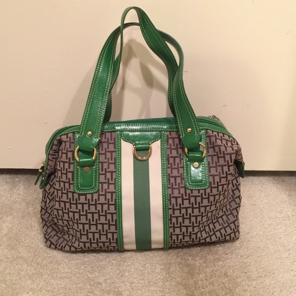 Tommy Hilfiger hand bag in great condition 😍👜💚