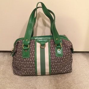 Tommy Hilfiger hand bag in great condition 😍👜💚