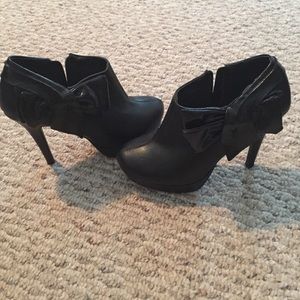 Zip up black leather bow booties
