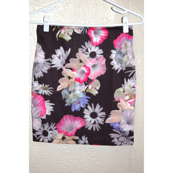 SOLD 🌸Floral, high waisted skirt 🌸 - Picture 1 of 2