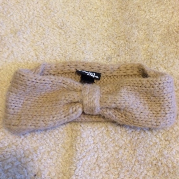 Urban Outfitters Accessories - URBAN OUTFITTERS WOOL HEAD BAND WRAP