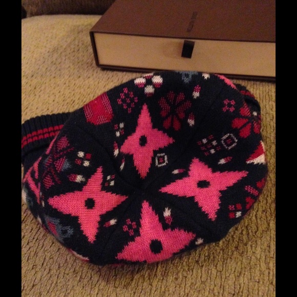 🌺Louis Vuitton Beanie🌺✋🏻Sold - Picture 3 of 4