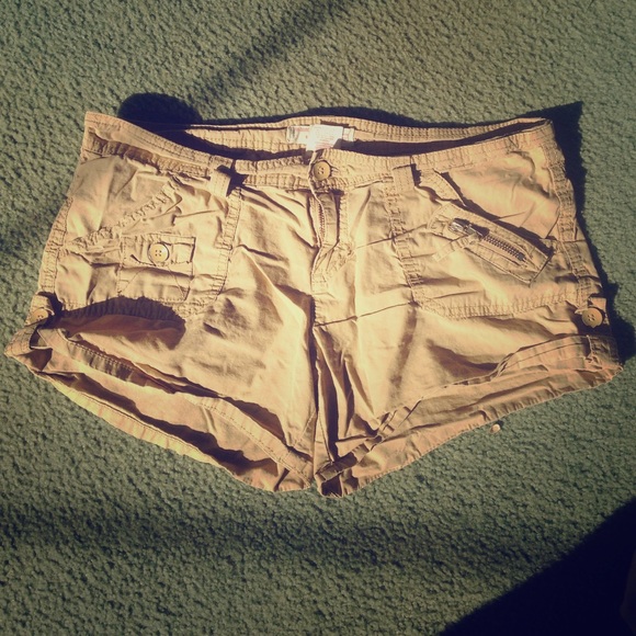 Tan kaki shorts!! 😊