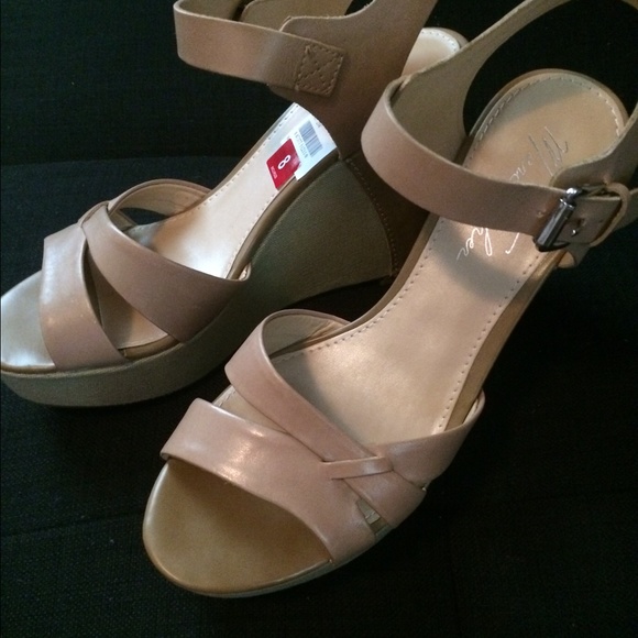 Nude Marc Fisher Wedges. Size 8