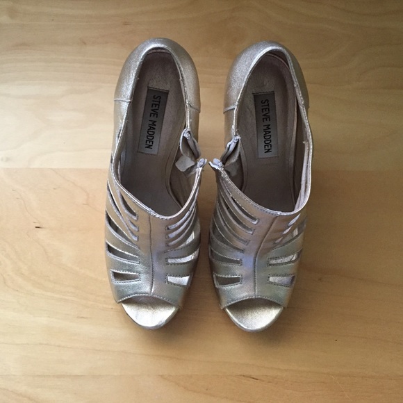 Steve Madden metallic pumps
