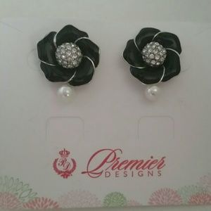Premier Designs Cute as a button earring set