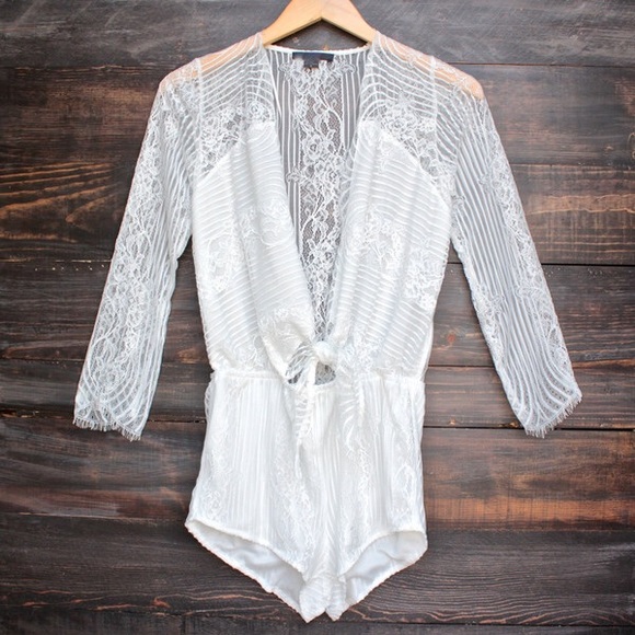 ✖️SOLD✖️ Cut To It Lace Front Tie Romper - White - Picture 4 of 4