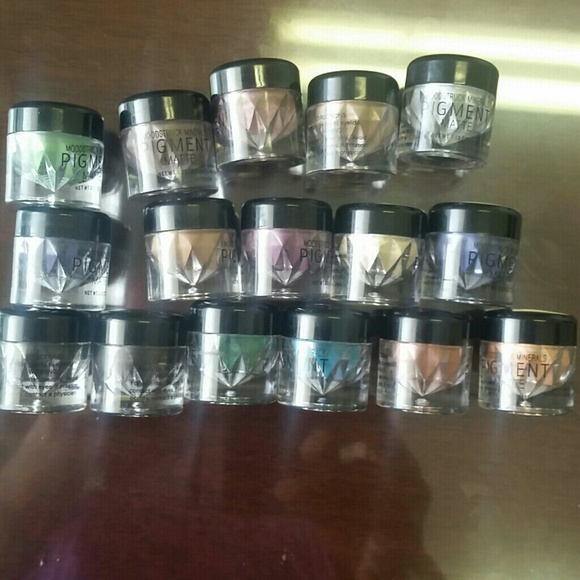 16 Eye Shadows (Matte Pigment)