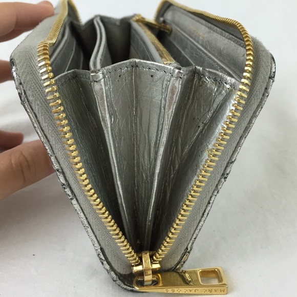 Marc Jacobs Deluxe Leather Zip Around Wallet - Picture 3 of 4