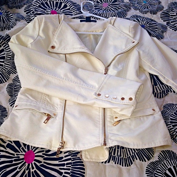 Super cute light cream/white jacket