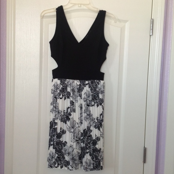 Miin Dresses & Skirts - ⚡SALE⚡NWOT open waist pleated dress - M