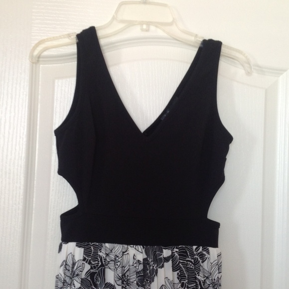 ⚡SALE⚡NWOT open waist pleated dress - M - Picture 2 of 4