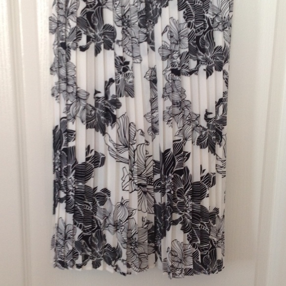 ⚡SALE⚡NWOT open waist pleated dress - M - Picture 3 of 4