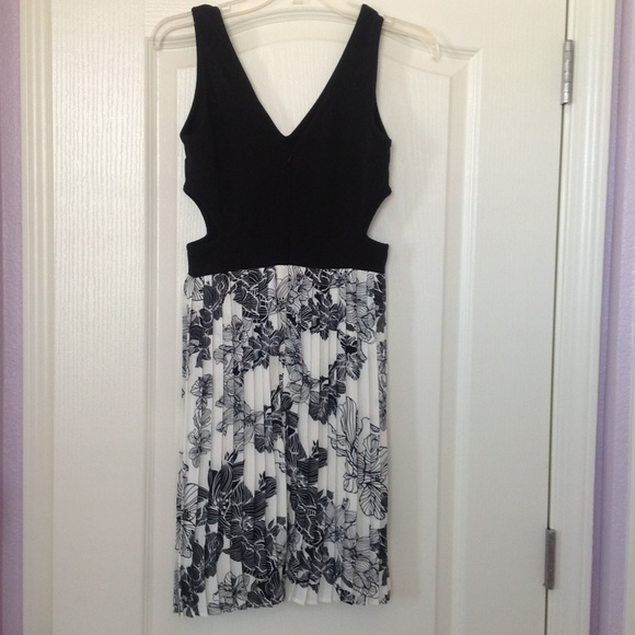 ⚡SALE⚡NWOT open waist pleated dress - M - Picture 4 of 4