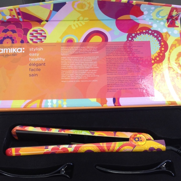 NWT Amika ceramic straightener