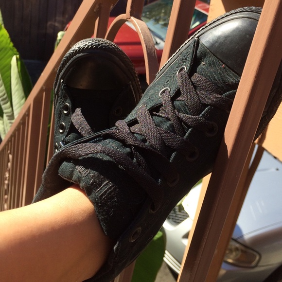 Black ankle converse.
