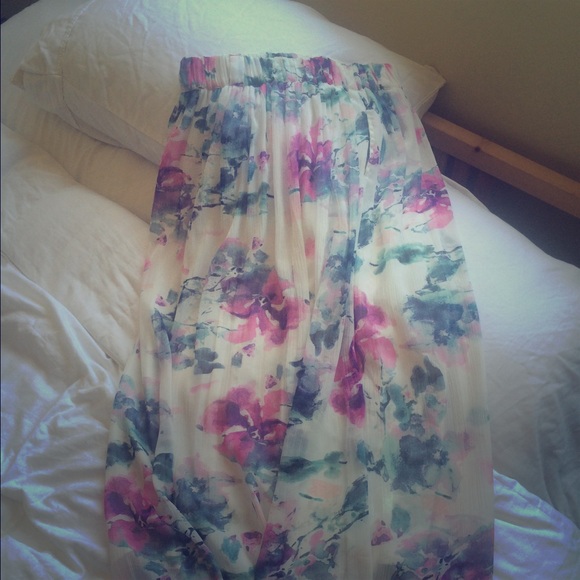 Gorgeous! Long Zara skirt with pockets