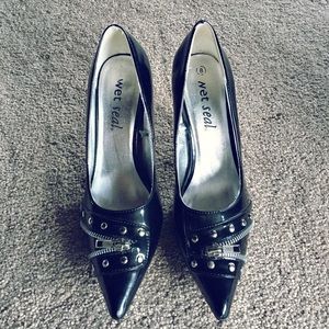 Wet Seal black pumps with "zipper"