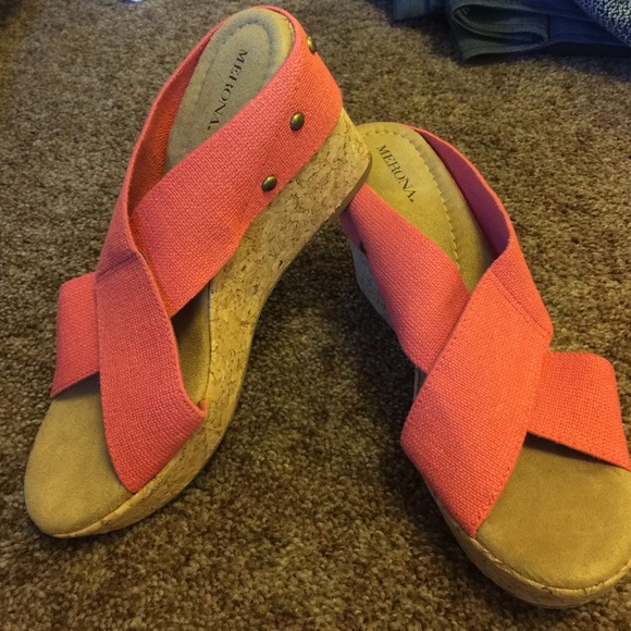 Coral cork wedges