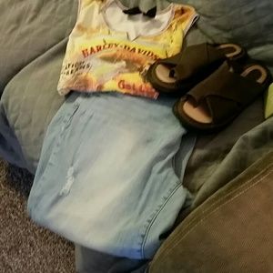 Plus size distressed capris