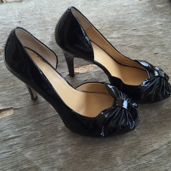 Nine West black patent peeptoes