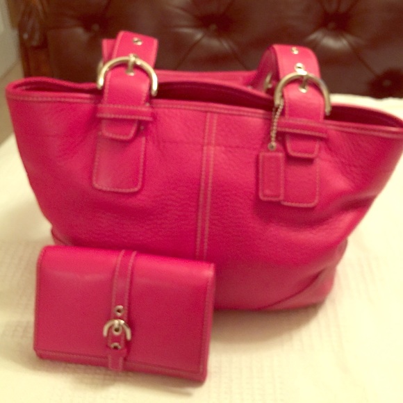 Fushia Coach bag w/matching wallet