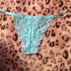 4 V string thongs