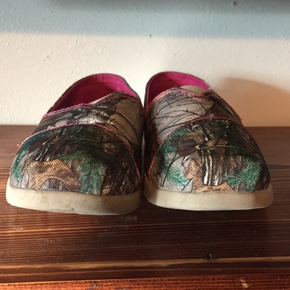 Women's camo shoes