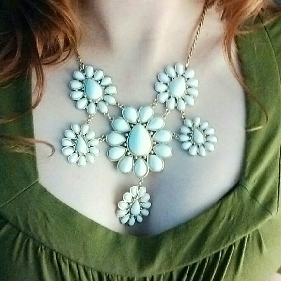 White "Young Victoria" necklace