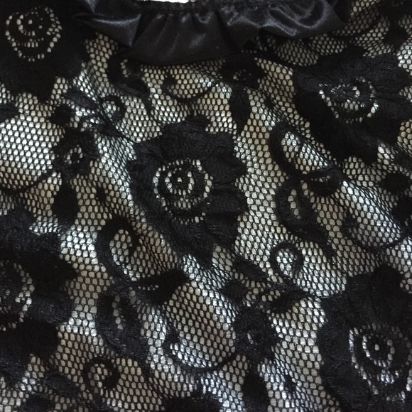 BLACK and WHITE LACE LONG SLEEVE ROMPER - Picture 2 of 4