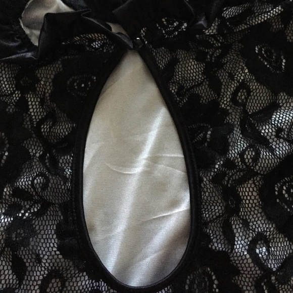 BLACK and WHITE LACE LONG SLEEVE ROMPER - Picture 3 of 4